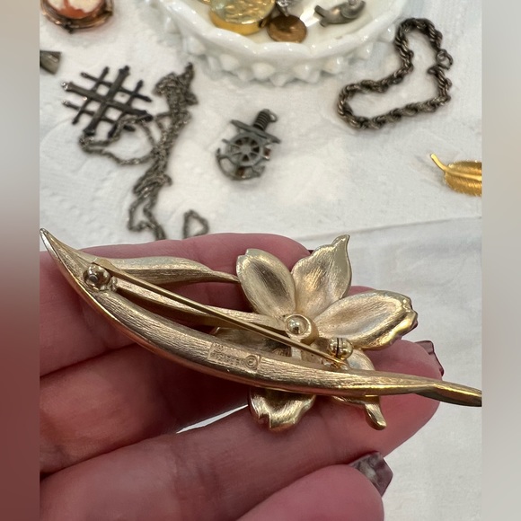 Vintage Signed Crown Trifari Narcissus Gold Tone Flower Brooch 2" Pin 3D RARE - Picture 6 of 8